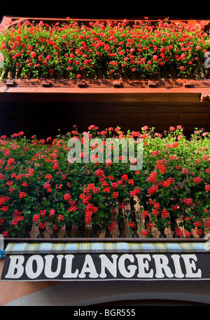 BOULANGERIE BOULANGERIE fleurs abondantes signe une frontière française rustique Boulangerie shop en France Banque D'Images