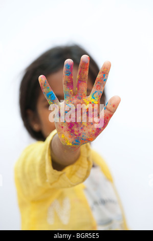 Jeune fille indienne avec poudre de couleur sur ses mains. L'Inde Banque D'Images