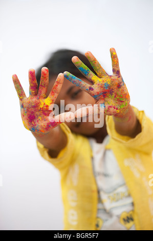 Jeune fille indienne avec poudre de couleur sur ses mains. L'Inde Banque D'Images