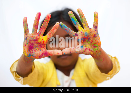 Jeune fille indienne avec poudre de couleur sur ses mains. L'Inde Banque D'Images