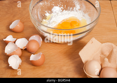 Bol à mélanger de la farine avec des coquilles d'oeufs Banque D'Images