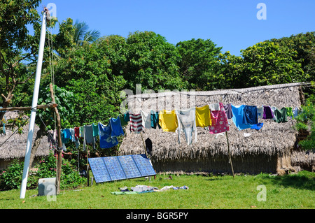 La puissance des panneaux solaires un village de Vanuatu, Pacifique Sud. Banque D'Images