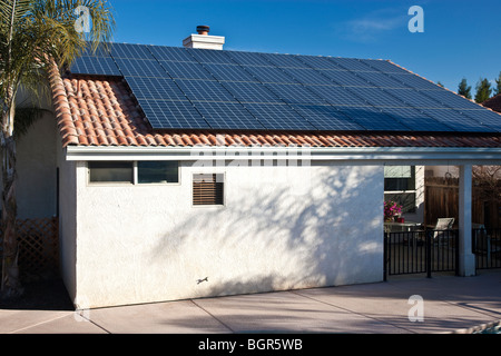 Panneaux électriques solaires, exploitation residence pavillon, Californie Banque D'Images