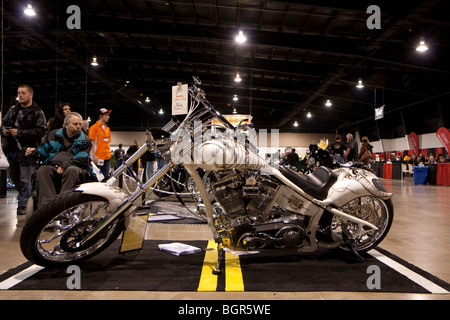 Une moto sur mesure ou du broyeur avec peinture personnalisée sur l'affichage et pour la vente dans un show room avec les clients à plus de c Banque D'Images