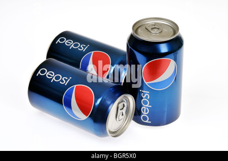 3 canettes de boissons gazeuses Pepsi se découpant sur fond blanc Banque D'Images