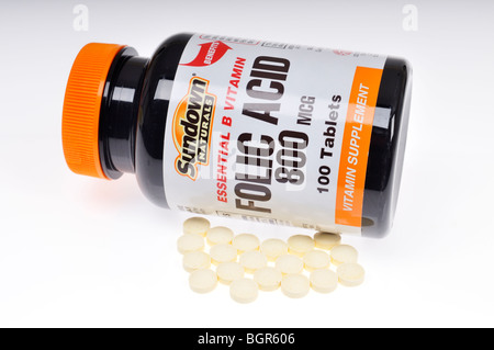 Acide folique Vitamine bouteille avec les tablettes sur fond blanc. Banque D'Images