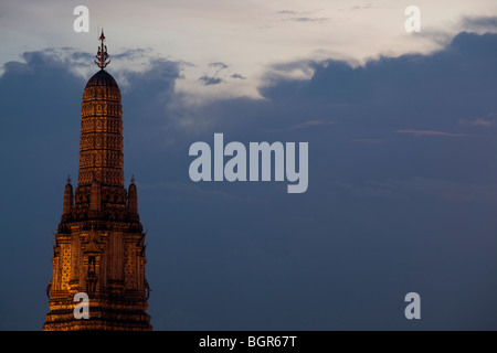 La scène autour de Wat Arun temple à Bangkok en Thaïlande. Banque D'Images