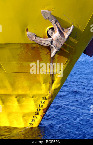 Close up de l'ancre sur l'affaiblissement de l'acier de bow battues vieux navire cargo cargo à quai Turquie Asie Banque D'Images