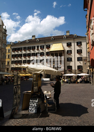 Un artiste de rue en face de la célèbre Goldenes Dachl ou toit d'or à Innsbruck, Autriche Banque D'Images