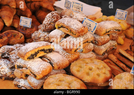 Une sélection de gâteaux et pâtisseries à vendre à un marché de rue Française Banque D'Images