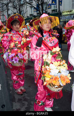 Paris, France, Français-Chinois Teens en costumes traditionnels défilant en carnaval de la « nouvelle année chinoise » dans la rue, festival ethnique Banque D'Images