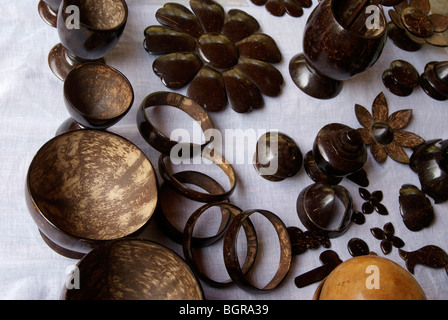 Articles de ménage fait à l'aide de Crazy coconut shell.coque de noix de coco artisanat sont célèbres dans le sud de l'Inde. Banque D'Images