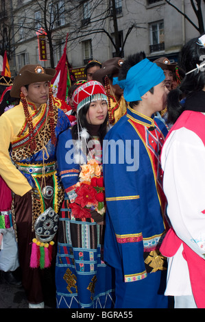 Paris, France, foule, ados franco-chinois en costumes traditionnels défilant dans le carnaval du nouvel an chinois dans la rue Banque D'Images