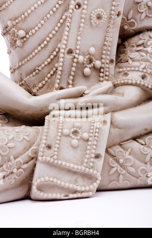 Statue de Bouddha close up of hands against white background. Banque D'Images