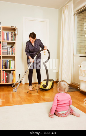 Une femme à l'aspirateur, la Suède. Banque D'Images