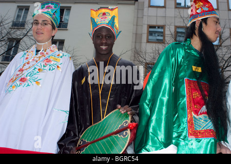 Paris, France, portrait de groupe multiracial de divers adolescents, adolescents souriants dans des costumes traditionnels défilant dans le défilé du carnaval du nouvel an chinois » multi ethnique Banque D'Images