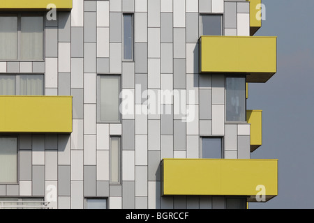 Le centre de Barking centre d'apprentissage et d'appartements, balcons jaunes sur élévation gris et blanc Banque D'Images