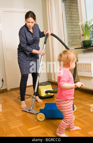 Une femme à l'aspirateur, la Suède. Banque D'Images