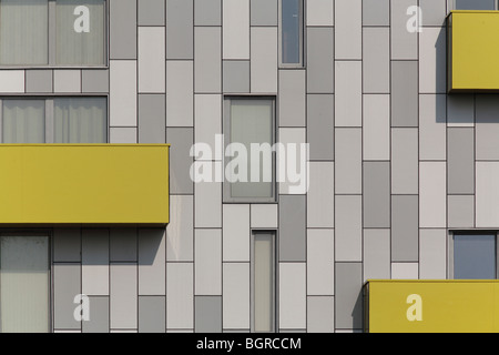 Le centre de Barking centre d'apprentissage et d'appartements, balcons jaunes sur élévation gris et blanc Banque D'Images