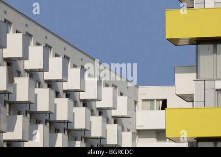 Centre d'apprentissage et de l'aboiement centre apartments, jaune et blanc, d'un balcon Banque D'Images