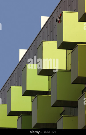 Le centre de Barking centre d'apprentissage et d'appartements, d'un balcon vert et jaune Banque D'Images