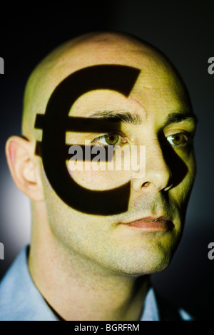 Un signe euro projetée sur un homme¥s visage. Banque D'Images