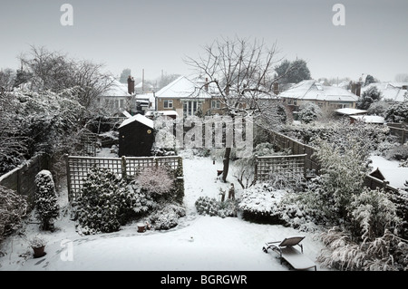 Jardin de banlieue couvertes de neige Banque D'Images