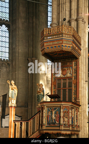 Chaire dans la nef de la Cathédrale de Canterbury Banque D'Images