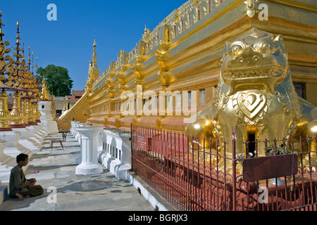 Woman praying at Shwezigon Paya. Bagan Nyaung U.. Myanmar Banque D'Images