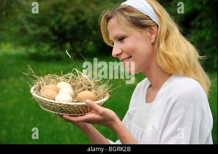 Jeune femme et d'oeufs de Pâques Banque D'Images