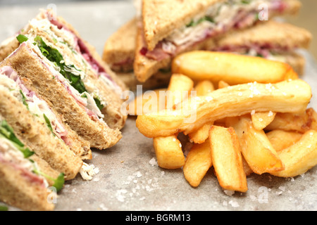 Dinde rôtie froide fraîchement coupé en sandwich pain brun à grains entiers avec un côté de jetons et pas de personnes Banque D'Images