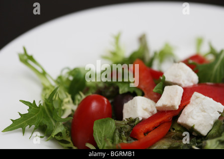 Authentic style grec traditionnel, avec salade de fromage Feta frais servi dans un bol blanc avec aucun peuple Banque D'Images