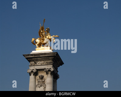 Sculpture dorée. Pont Alexandre III. Paris. France Banque D'Images