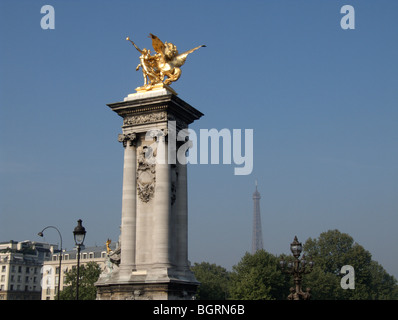 Sculpture 'doré renommée the combat' par Pierre Granet et de la Tour Eiffel sur l'arrière-plan. Pont Alexandre III. Paris. France Banque D'Images