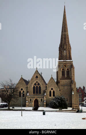 Début de soirée libre de l'église All Saints, après une journée de fortes chutes de neige de l'automne, Blackheath, sud-est de Londres. Banque D'Images