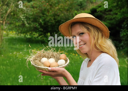 Jeune femme et d'oeufs de Pâques Banque D'Images