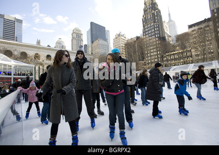 Les gens patiner dans Bryant Park derrière la New York Public Library à New York. Banque D'Images