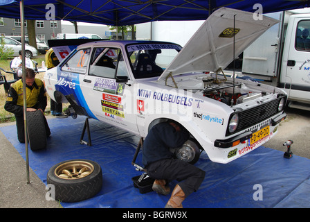 Mécaniciens travaillant sur Ford Escort Mk II BDA dans la zone de service entre les épreuves spéciales à 2009 Paradigit-ELE rally, Pays-Bas Banque D'Images