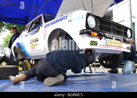 Skitour sur Ford Escort Mk II BDA dans la zone de service entre les épreuves spéciales à 2009 Paradigit-ELE rally, Pays-Bas Banque D'Images