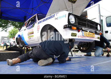 Skitour sur Ford Escort Mk II BDA dans la zone de service entre les épreuves spéciales à 2009 Paradigit-ELE rally, Pays-Bas Banque D'Images