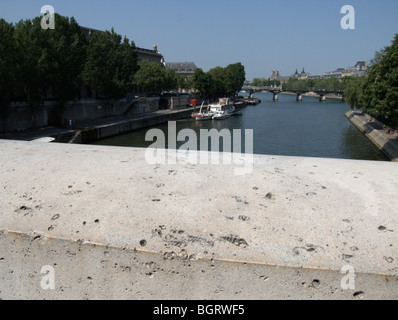 Pierre de construction avec des fossiles et vue sur la rivière Seine Pont Neuf. Paris. France Banque D'Images