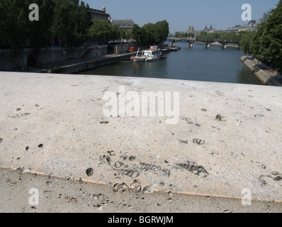 Pierre de construction avec des fossiles et vue sur la rivière Seine Pont Neuf. Paris. France Banque D'Images