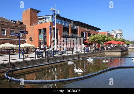 Portsmouth Gunwharf Quays, au bord du canal, Banque D'Images