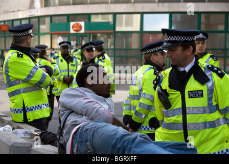 Les agents de police en question et de parler à l'homme à protester devant Scotland Yard sur le droit de manifester Banque D'Images