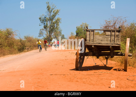 Peuple malgache sur une red road, Morondava, Madagascar Banque D'Images