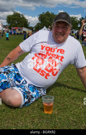 Homme de parc avec slogan humoristique sur t-shirt Banque D'Images