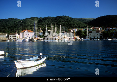 Petit bateau de pêche amarré inn port de Stari Grad Banque D'Images