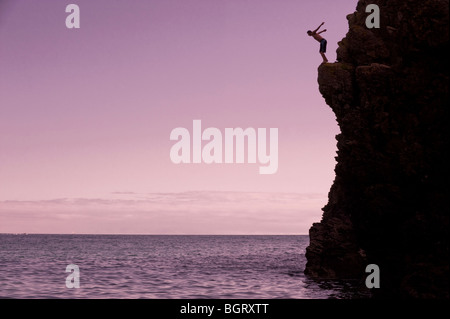 Un plongeur à Maceley Cove, près de East Prawle, Devon, Angleterre, Royaume-Uni. Banque D'Images