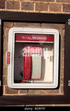 Téléphone d'urgence à l'extérieur de l'Heston Isleworth et Fire Station, London Road, Isleworth, Londres, Royaume-Uni. Banque D'Images