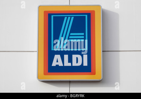 Le logo d'Aldi signe extérieur d'un magasin dans l'ouest de Londres, Royaume-Uni. Banque D'Images